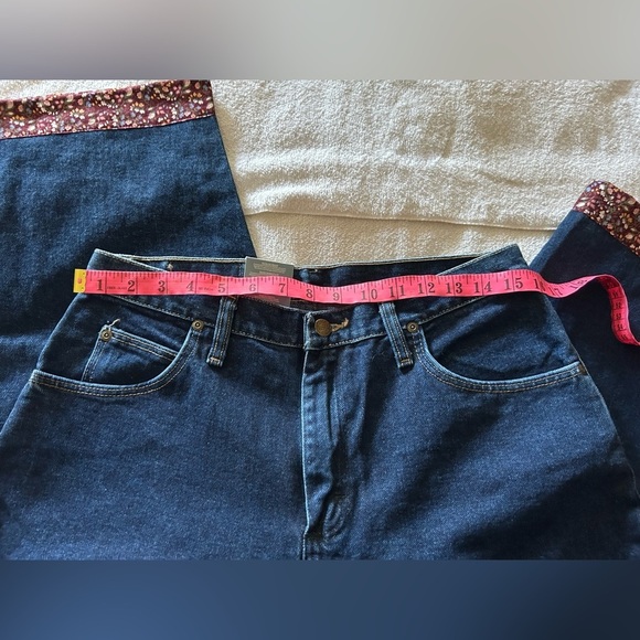 Women's Wrangler Capri with Floral Trim - Picture 3 of 6